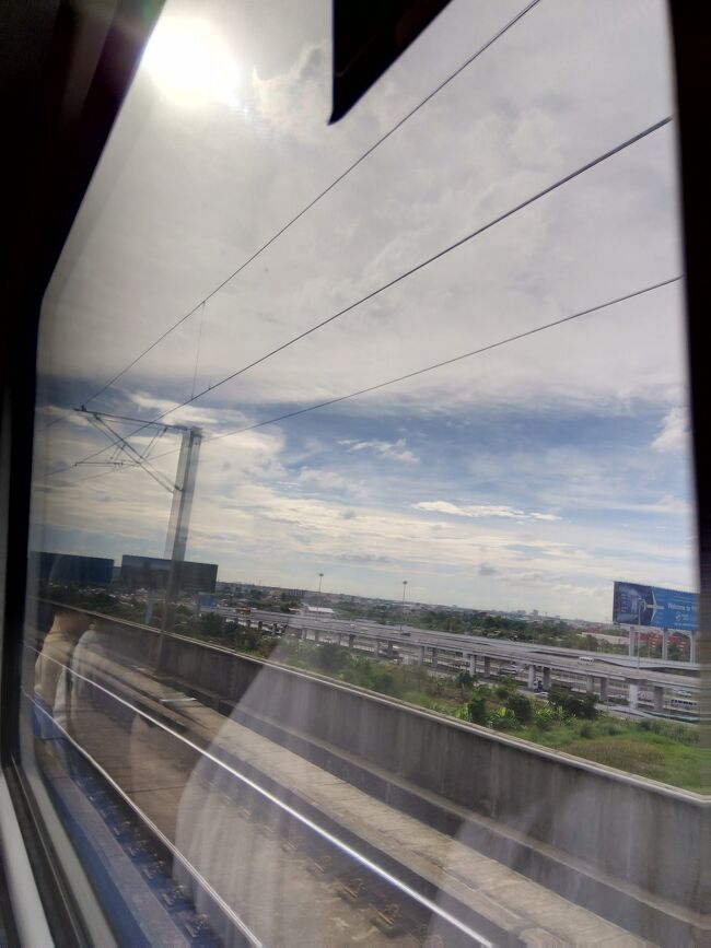 エアポートリンクに乗ってアパートまで向かう。涼しくて快適。車窓もなかなかタイっぽくて良い。