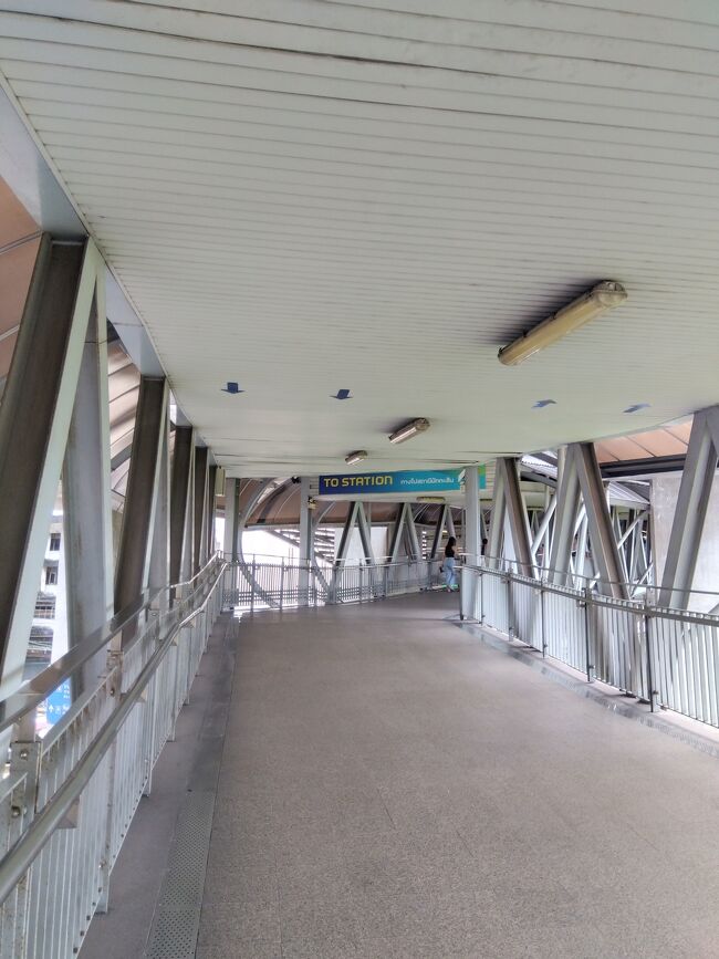 マッカサン駅で地下鉄MRTに乗り換え。エスカレーター＆スロープで乗換も楽々。