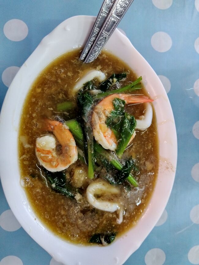 今回の初タイ飯は近くの食堂で「ラートナータレー」シーフードのあんかけ麺。美味?