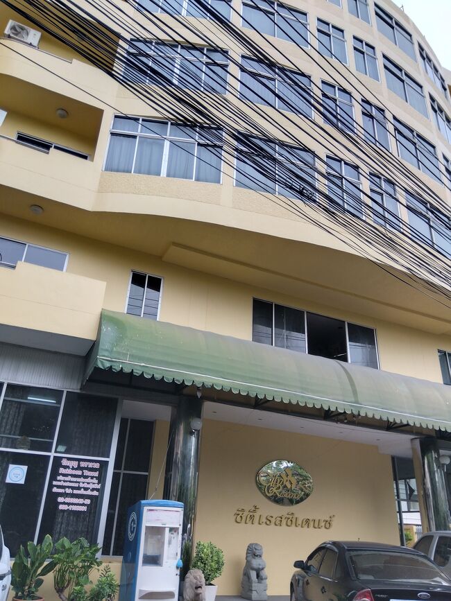 ＭＲＴの最寄り駅スティサーンからは徒歩１０分もかからず、アパートへ到着。「４年前に宿泊して気に入ったからまた来たよ！」とオーナーに言ったら喜んでくれた。