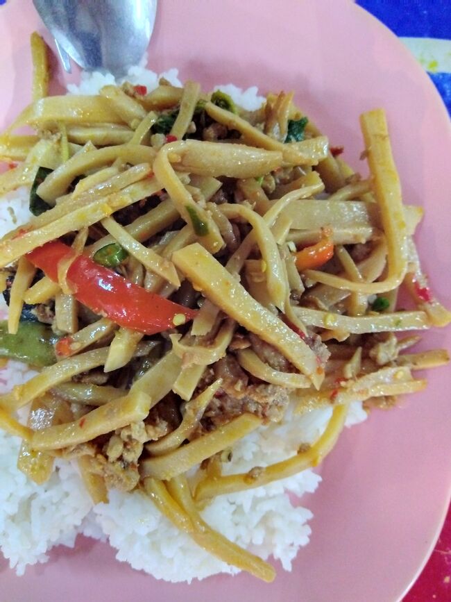 朝ごはん。アソークのローカルフードコートで。筍とひき肉の炒め物。１種類でご飯込み40B.<br />