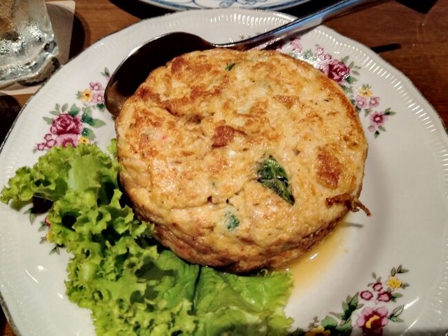 超庶民料理のタイ風オムレツ「カイチアオ」もこんなにおしゃれに。