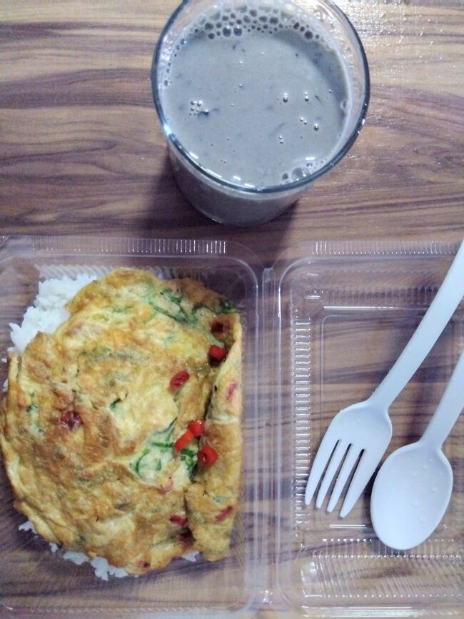 タイ風オムレツと黒ゴマ豆乳の朝ごはん。