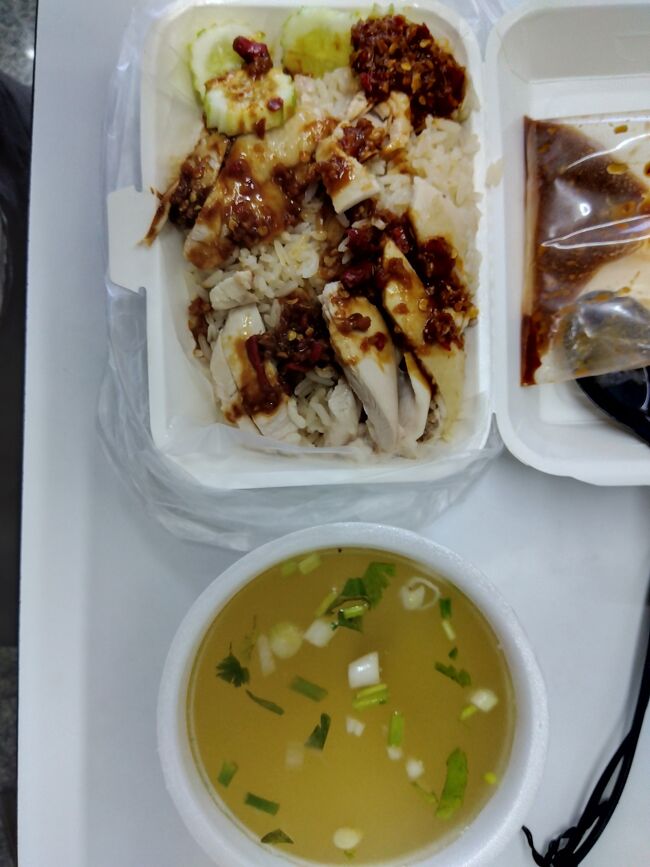 お昼ご飯はカオマンガイ。４０バーツ。