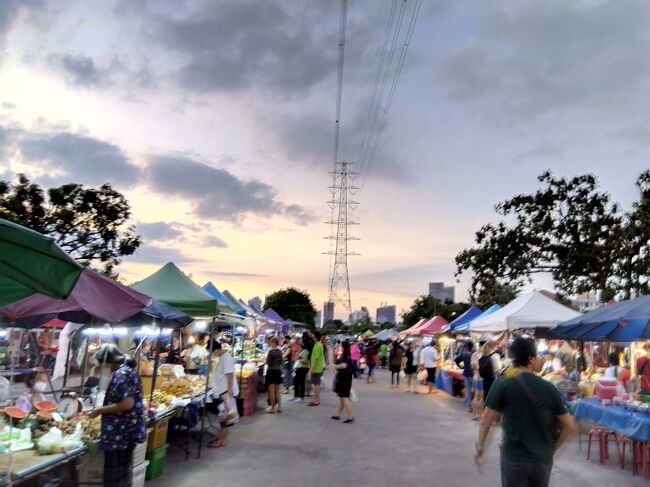 アパート近くの市場。水曜日と金曜日は大賑わい。