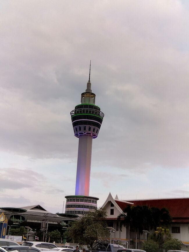 シャム湾に注ぐチャオプラヤ川河口。最近できた展望タワー。