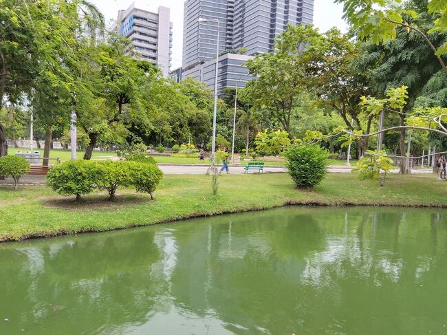 合流したとルンピ二ー公園散策。