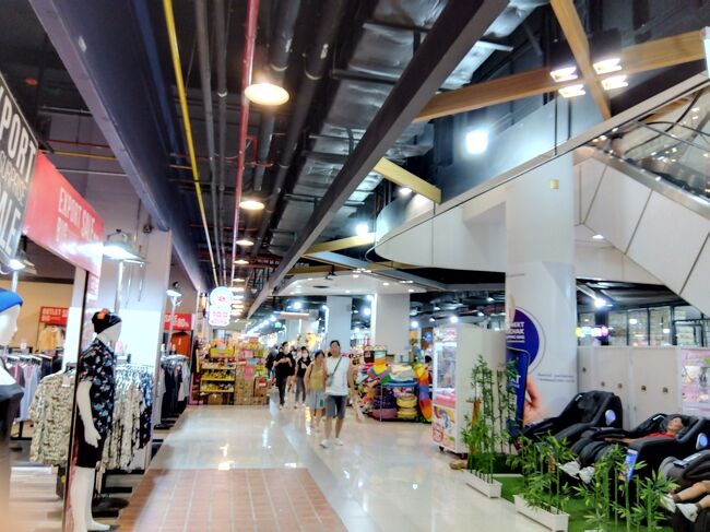 暑くなって来たので、エアコンガンガンのこちらのビルに入る。