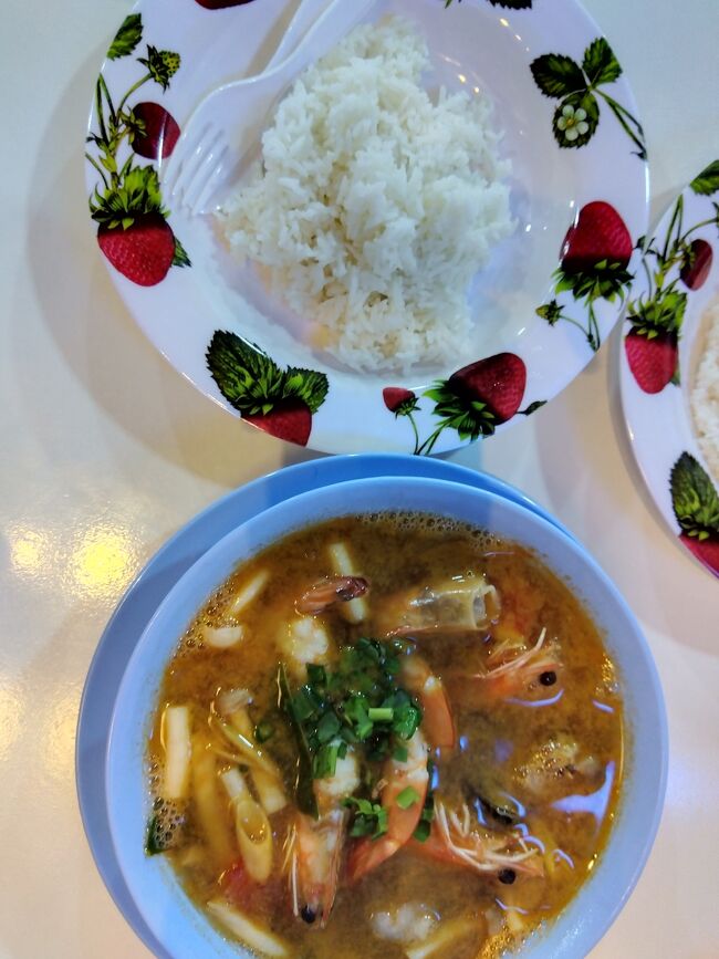 フードコートで夫の食べたかったトムヤムクン頂く。