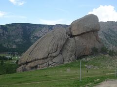 「亀岩」という奇岩を見に行きました。
登ることができます。