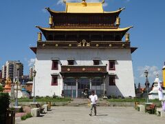 チベット仏教寺院　ガンダン寺　へ。