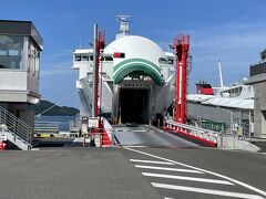 乗船するのは宇和島フェリー「れいめい丸」。
2022年6月に就航した新造船。
船首が開いてここから乗り込み！
八幡浜港10時15分発、別府港13時5分到着です。