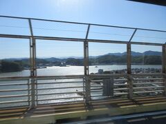 浦戸大橋を渡ります。全長が1480メートルの橋だそうです。下に街が見えて空中を走っているような感じがしました。