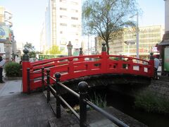 「日本三大がっかり名所」の一つだそうです。確かに２０ｍほどの小さな朱塗りの木製の橋で、よさこい節に歌われているイメージとは少し違うかもしれません。しかし、観光に訪れる人は絶えない感じで、次から次へと人が来ました。の日本三大がっかり名所の残りの2つは札幌市時計台、長崎オランダ坂だそうです。
江戸時代に高知の豪商播磨屋と櫃屋との本店とを往来するために掛けられています。
竹林寺の僧・純信が恋人である鋳掛屋の娘・お馬のために髪飾りを買ったという悲恋物語は「よさこい節」の歌で有名です。