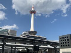 駅を降りると、京都タワーがお出迎えしてくれるので、「おお～」と感動しますが、今回予約したホテルは駅の裏手。（南側）
八条口に移動です。