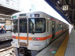 近鉄四日市までは名古屋駅から近鉄に乗れば話は早いのですが、少しでも電車賃を安くあげようと、関西本線で桑名まで