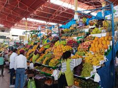 市場の中心にフルーツショップが並びます。ここのマンゴーはいつものスーパーの2.5倍も高い。