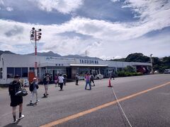 時刻は14時過ぎ。
着いた！屋久島空港！空が広いっ！
空港の小ささにテンション爆上がりです。
ワクワクが止まらない。