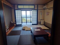 そしてお茶やさんから10分くらい車を走らせ、屋久島グリーンホテルへ到着。

一人だし、宿にそこまでお金かけなくてもいいかな、と選んだホテルでした。
口コミでは和室についてあまり良く書かれていなかったので少し心配していましたが、全然普通にキレイです。
クーラーちゃんと効きます。ユニットバスもリフォームしたて？キレイです。畳もモダンな感じ。ベランダからは海が一望。掃除も行き届いてます。
えーやんえーやん。

屋久島のホテルでは、トレッキングに持っていくお弁当を前日に注文しておけば用意してくださいます。
明日はトレッキングの予定なのでフロントで注文。確か600円だったかな。