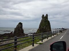 能登半島西海岸沿いに北上していると、道路わきにこんな岩が・・・
トトロ岩・・そのものだ、目は誰かが付けたのかな

追記：地震で左耳が欠落したという悲しい情報が入ってきた
輪島市観光課談
「現在は被害者支援が最優先だが、一段落したら復旧を検討したい」2024.2