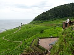 輪島の向こうにある白米千枚田に到着
展望台から・・大海原を背景に段々の千枚田が広がっていた