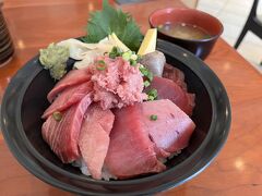 天然南まぐろ三味丼1,850円。脂がのっていてとても美味しかったです。