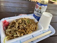 静岡麦酒と富士宮焼きそば合わせて850円。ビールは近くのお店で購入しました。