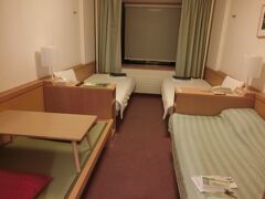 バスの乗り場までは結構距離があり、暗いので道に迷いそう。
ご老人夫婦が迷子になり、１時間近くも待たされ、ホテルに着いたのが午前２時ぐらい。あ～疲れた。

万座高原ホテルに到着
温泉はまだやっていると言うことなのでよかった。
この部屋は、4人部屋のよう。
スキー客用の部屋みたい。、