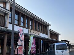 【16:30頃】長浜駅から木ノ本駅に到着。次の電車まで13分しかないので小走りでつるやパンを買いに向かいます。