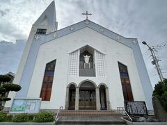 本日残念ながら一日中曇天

教会内部はコロナ以降開放している教会が少なく、扉を入った後入口付近から内部見学をする感じ

内部は祈りの場なので撮影不可、心のファインダーに焼き付けます　アーメン

先ずは福江教会