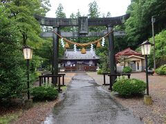 岸劔神社の鳥居があります。
