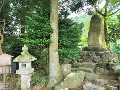 島津義弘陣跡
三成の陣から３６５号線を挟んでおよそ５００ｍ南の神社の裏手にあります。
以外と前線に近い印象。