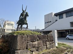 【8時頃】長浜から彦根駅に到着。歩いて彦根城へ向かいます。