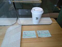 　この頃はまだ、新型コロナウイルス対策のためのアクリル板が各テーブルに設置されていました。
　なお、この下の白い部分に物を置くと、滑り止めになるというわけ。

　これは、この日別の仕事を終えて岡山駅に入る前にセブンイレブンで調達したコーヒーと、この日の切符。