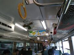 　午後一番の快速に併結されており、前2両もさることながら、こちらもそれなりの乗車率。

　扇風機は茶色と緑のカラーコーデ。
　広告欄には、沿線の駅周辺の名物などを描いた絵。