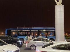 22:45　T2国際線ターミナル着。青いのが連絡バスです。