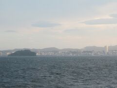横須賀の猿島も見えてる。
7月2日にAkrさんとアルカロイドダリルさんと楽しかったオフ会で記念艦三笠から猿島を見たことを思い出しちゃう。
今回は反対側から見るよ。