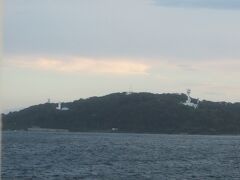 写真を撮ろうとすると隣の窓側テーブルに座っていた人が少し身を引いて撮りやすいように配慮してくださいました。
そんなことをきっかけに「あの辺りが観音埼です」なんて感じで会話が始まって。
船旅だけでなく、色んな旅を楽しんでらっしゃる素敵なご夫婦。
小笠原に行ってクジラを見たとか、フェリーの話とか。世界遺産のお話しとか、とか。
お食事の間、旅談議に花が咲き、とっても楽しく過ごさせていただきました。
飛鳥IIってクルーもフレンドリーなんだけど、ゲストもフレンドリーな人が多くって、そこがまたとっても魅力なの。