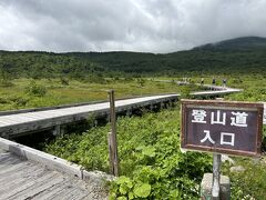 さっきの吾妻小富士だけじゃ流石に物足りないので、浄土平湿原散策へ。

一切経山へと向かう登山道と途中までいっしよです。