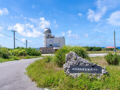 波照間島星空観測タワーに来てみました。

ここは台風の影響でプラネタリウムが故障し、さらに建物の老朽化も相まって2022年に休館が発表されました。残念。

なので、外観だけ見ていきます。