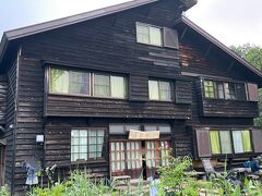 龍宮小屋に到着　
小屋前で沢山の方が朝食の最中