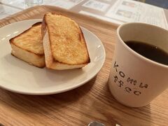【11:30頃】朝から何も食べてなかったので、姫路駅到着後、宿に荷物を預けてから朝ごはん代わりにアーモンドトーストを食べました。甘すぎず苦すぎずでとっても美味しかったです。