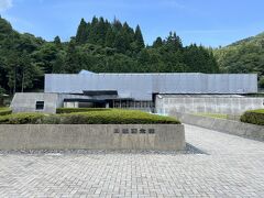 道の駅ひたちおおた方面から日鉱記念館に向かうと手前に御岩神社があります。
どちらを先に行こうか迷いましたが、日鉱記念館の方が閉館時間が早かったので(入館受付は15:30まで)こちらにやって来ました。
外観は工事中ですし、実際工事の音も聞こえますが中には入れます。