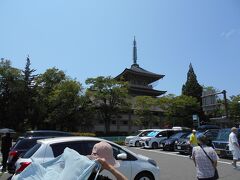 長い道のりから善光寺に到着です。こちらは第1駐車場、善光寺の北側です。