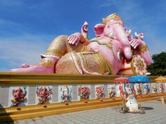 そして正面から見る「ピンクのガネーシャ」です。
2011年の建立で横幅16m、高さ24mあります。

人間の体に象の頭と4本の腕を持ち、折れた片方の牙を持って横臥した姿は、とても優雅で迫力があります。

「ガネーシャ」は、インドのヒンドゥー教の神様で、商売繁盛、厄除け、学問に御利益があるとされているそうです。