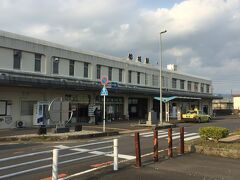 お隣の都城駅にも来てみました。　地平駅ですが、こちらの方が人が多かったです。