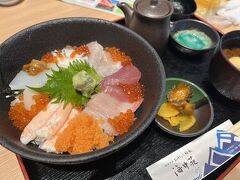 【12:00頃】城崎温泉といえば蟹なので、蟹入りの海鮮丼を食べました。席はほぼ満席でしたが、待つことなく入店できました。海鮮丼とビールで3,000円。