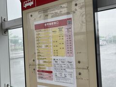 青森県立美術館へは、ねぶたん号を利用します。
ICカードが使えます。

小型バスです。週末のこの日は、ほぼ満席で立っている人もいました。
観光シーズン最盛期のとき、並んでいる人全員が乗り切れるのだろうか？
ちょっと心配になりました。