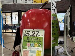 弘前駅です。ここにもりんご。