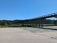 全長８９７.4メートルの世界一長い木造歩道橋。
